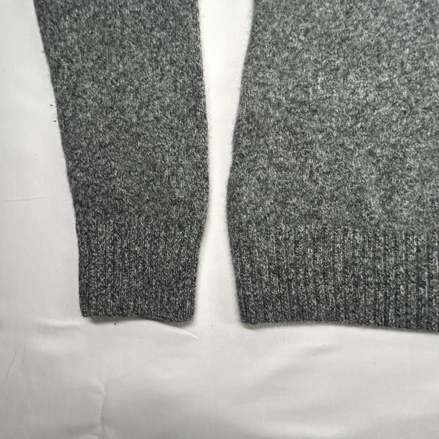 Original Penguin 100% Lambswool Gray V-Neck Sweater Men's Large Logo Soft