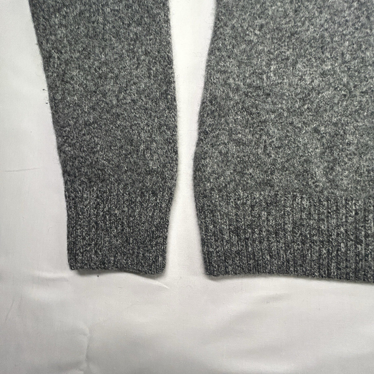 Original Penguin 100% Lambswool Gray V-Neck Sweater Men's Large Logo Soft