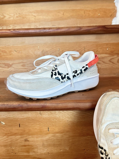 Nike Waffle Debut Women’s Size 7 Cream Animal Print Orange Running Shoe