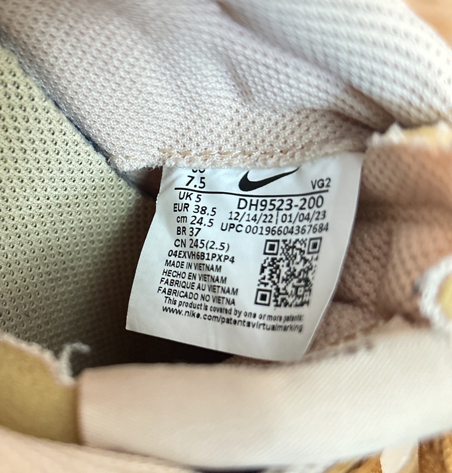 Nike Waffle Debut  Vintage Womens Size 7.5 Tan Cream Casual Sneakers