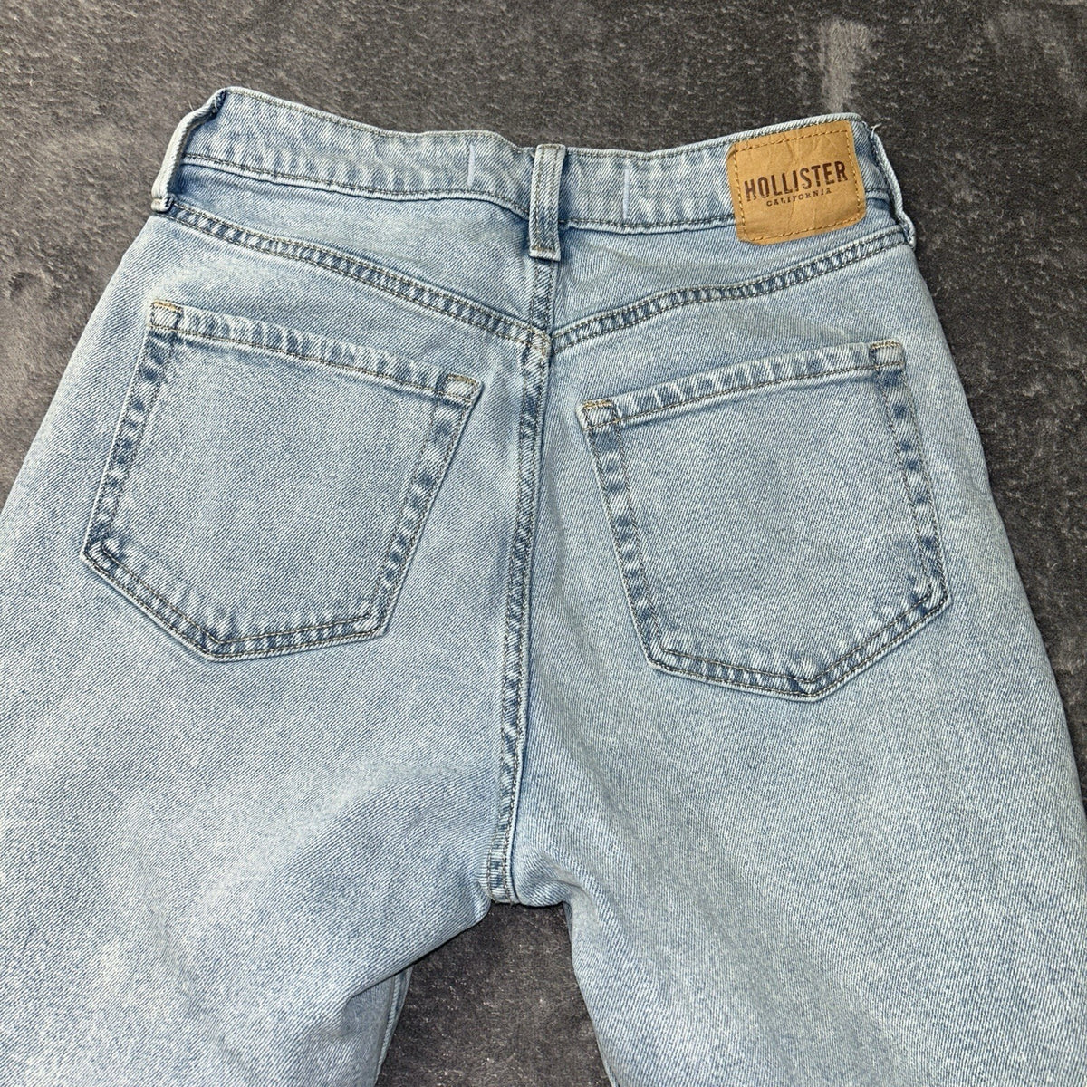 Hollister Curvy Ultra High Rise Mom Jeans Womens 2R W26 Light Wash Distressed